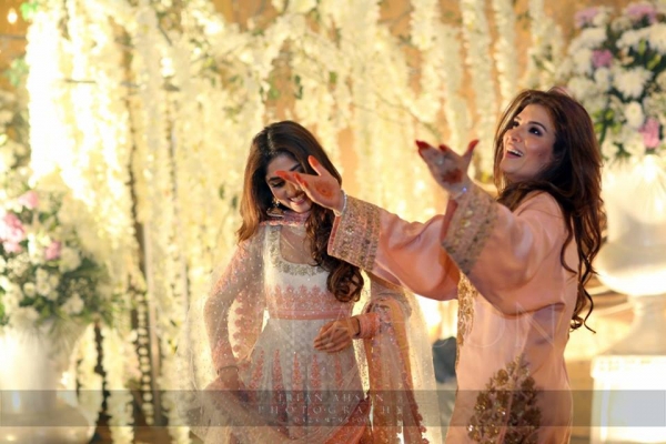 resham and sajjal dancing on urwa farhan wedding