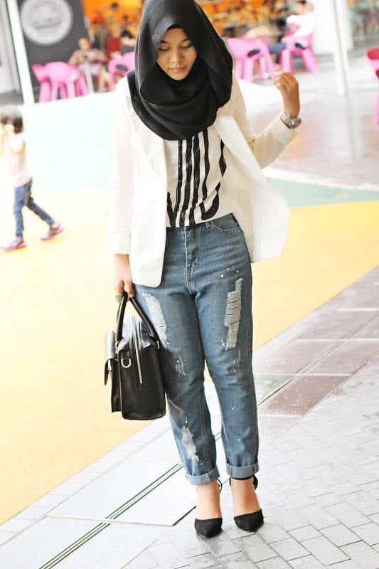 Hijab dengan jeans robek