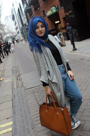 Hijab dengan sepatu kets