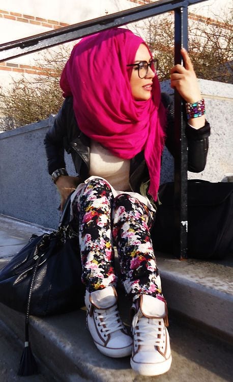 Hijab dengan sepatu kets