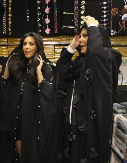 Kim Kardashian memakai abaya