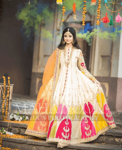 20 Chic Mehndi Dresses For Pakistani Brides & Mehndi Guests