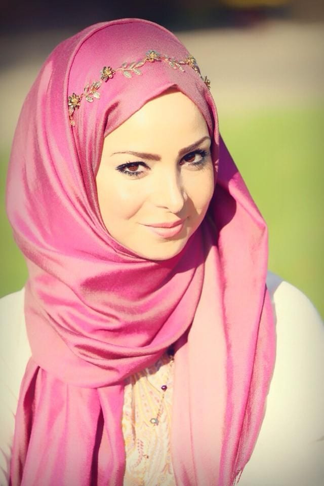 Gaya jilbab merah muda