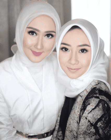 makeup dengan hijab warna putih