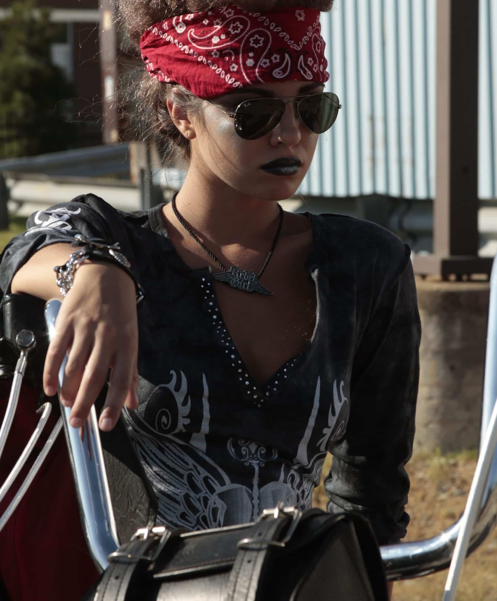15 Best Bandana Outfits Combinations for A Perfect Bandana Look