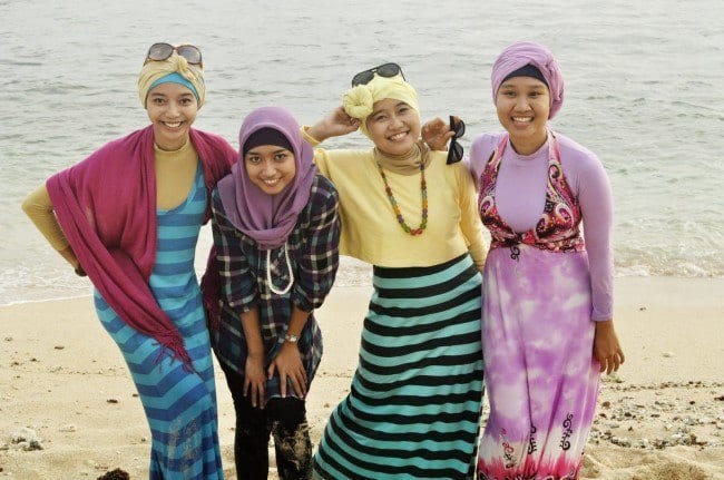 Beach Hijab Outfits–34 Modest Beach Dresses for Muslim Girls