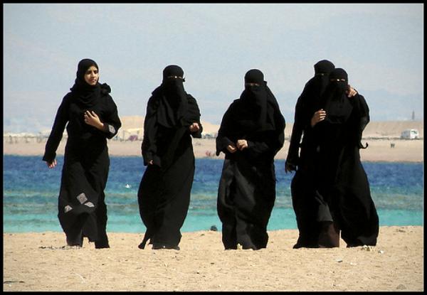 Arab_girls_on_beach
