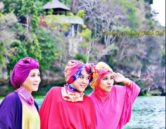 hijab-mode-at-pandang-padang-beach-uluwatu-bali-bali-indonesia + 1152_13468349857-tpfil02aw-10624
