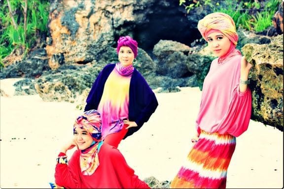 hijab-mode-at-pandang-padang-beach-uluwatu-bali-bali-indonesia + 1152_13468370195-tpfil02aw-12804