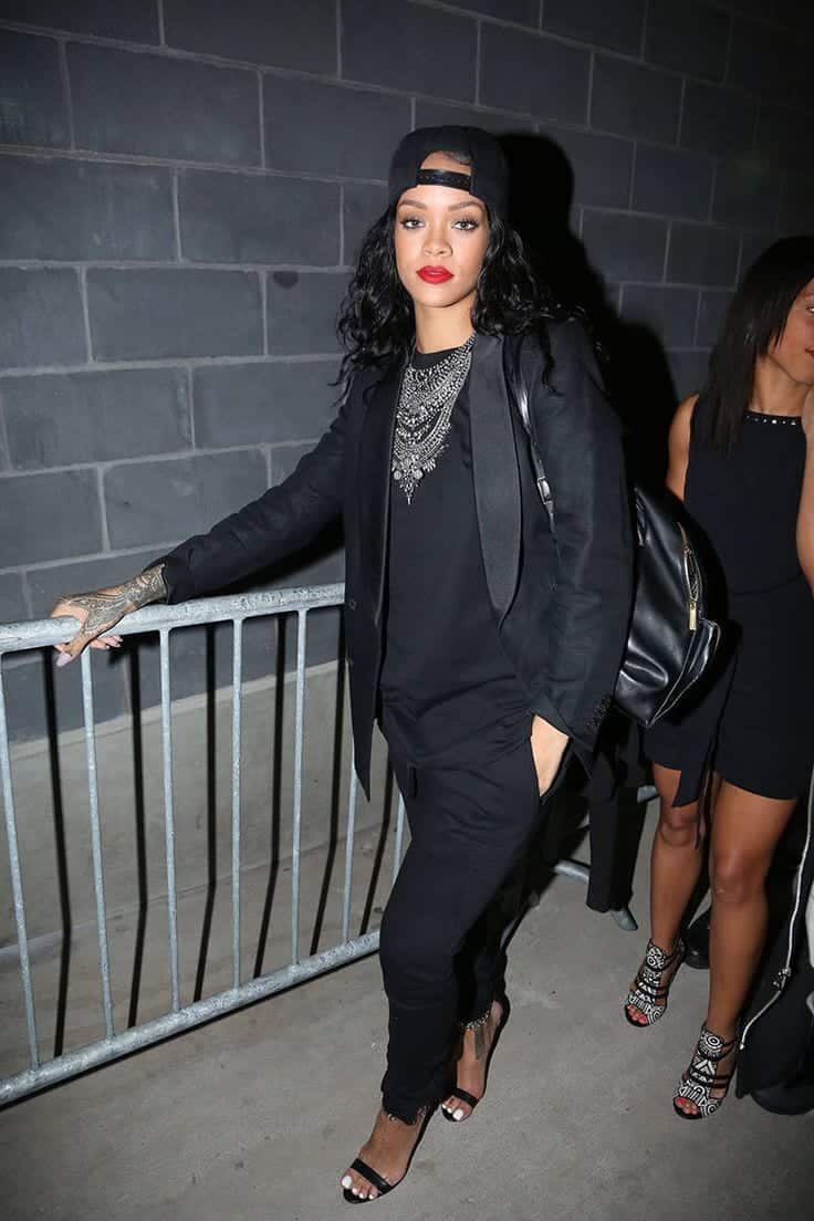 30 Celebrities All-Black Outfit Styles for Fall to Copy