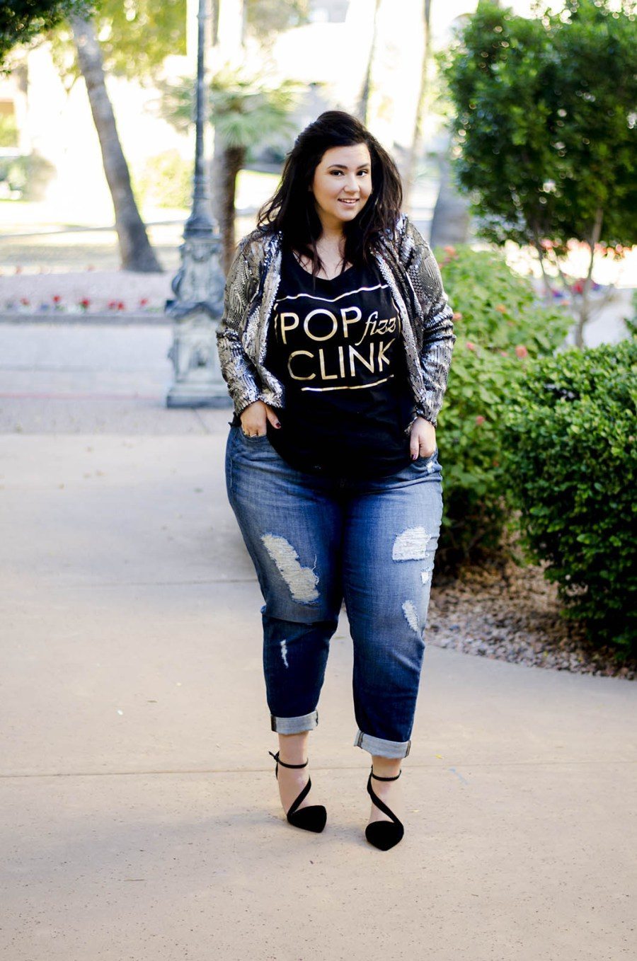 Trendy ways to wear sequin outfits as curvy women (13)