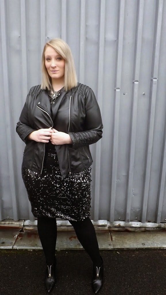 Trendy ways to wear sequin outfits as curvy women (7)