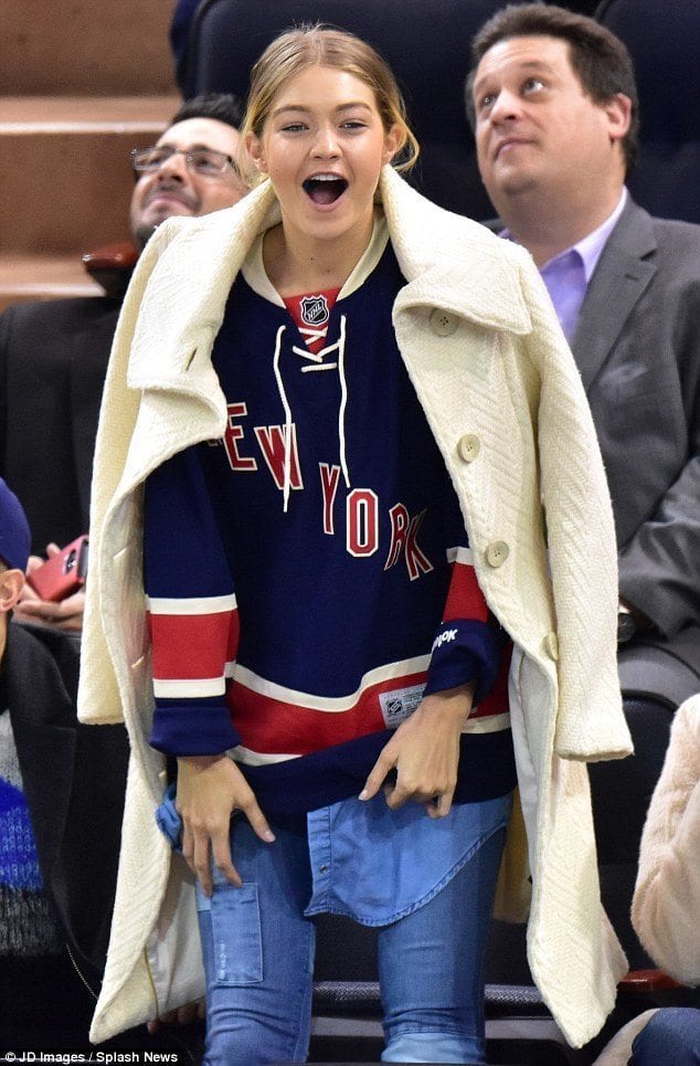 What to Wear to a Hockey Game? 18 Hockey Game Outfits
