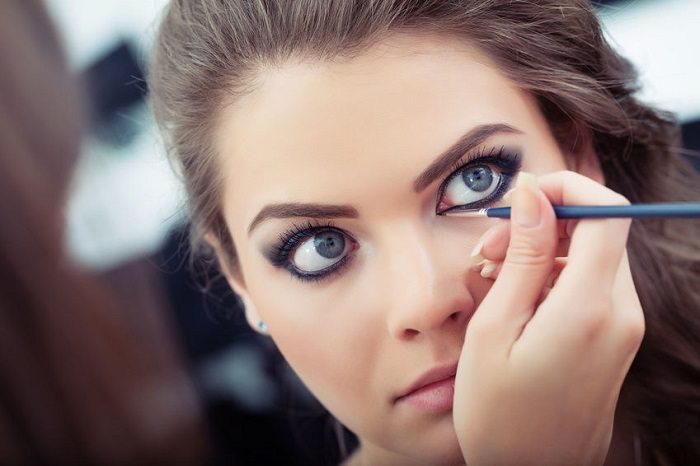 Common-Mistakes-You-Tend-To-Make-While-Applying-Eyeliner-1