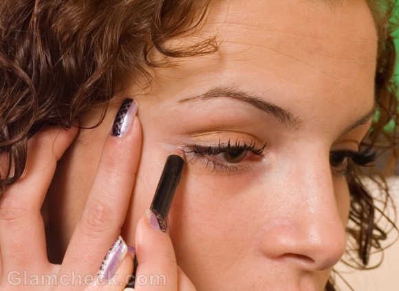 How-to-apply-eyeliner-on-lower-lid