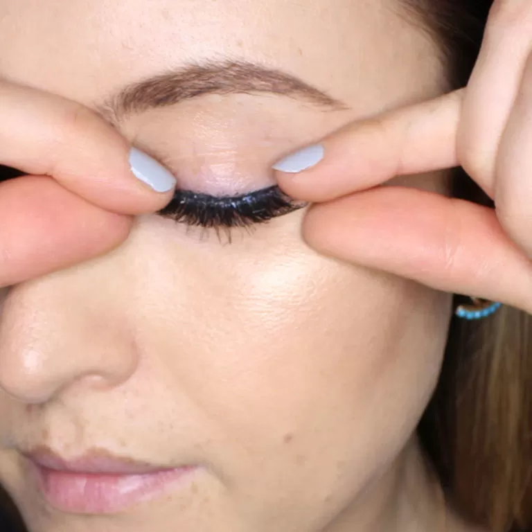 False Eyelashes Application for Beginners (3)