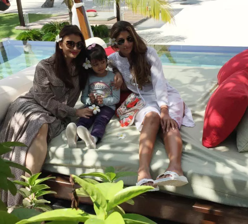 aishwarya-rai-family-beach-2