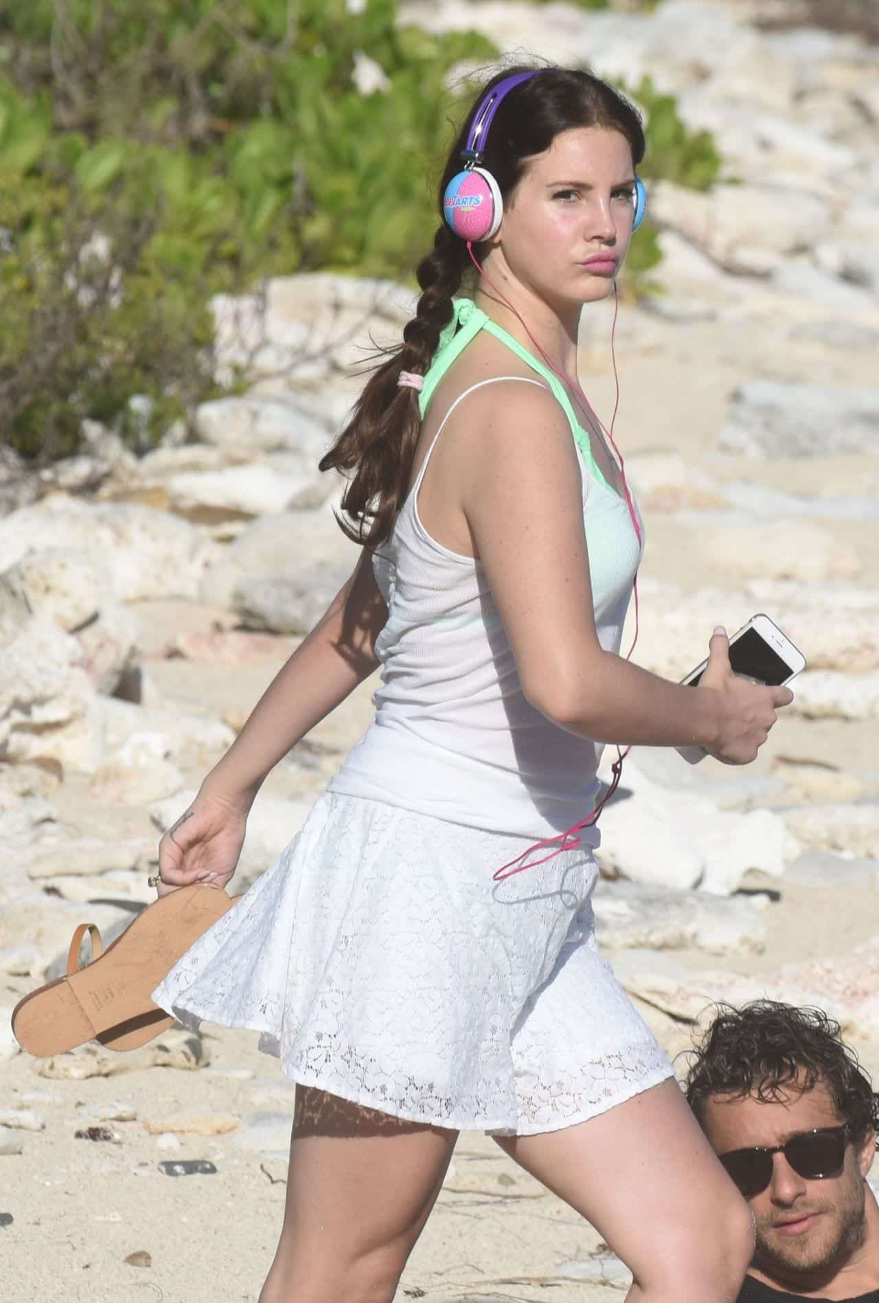 lana-del-rey-beach-outfit