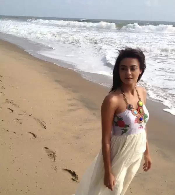 surveen-chawla-beach-outfit