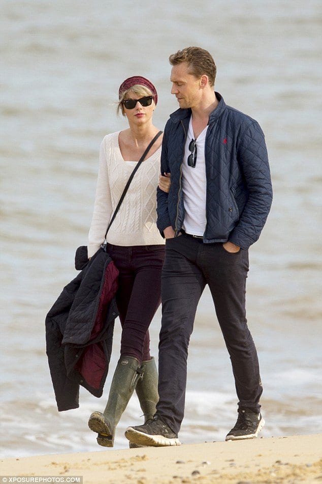 taylor-swift-beach-outfit-winter