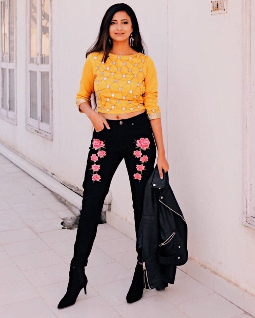 How to Wear Embroidered Jeans? 43 Outfit Ideas