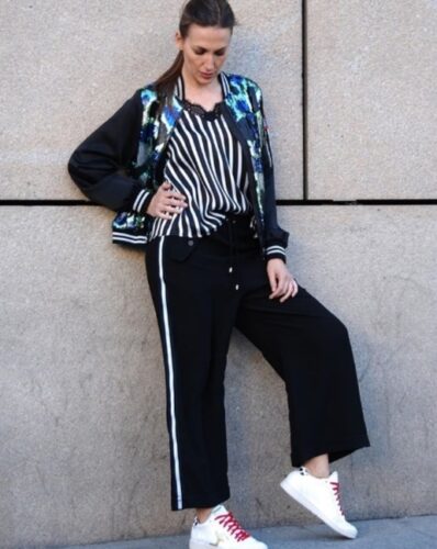 How to wear palazzo pants with sneakers (21)