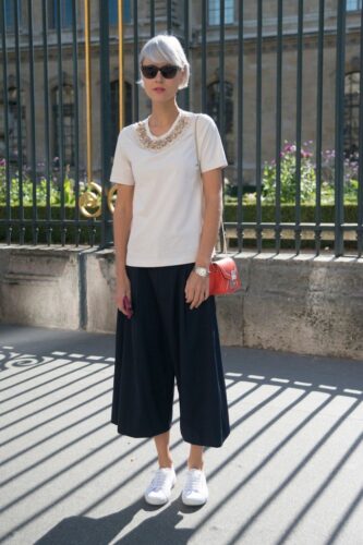 How to wear palazzo pants with sneakers (19)