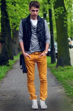 how to wear yellow pants for men (17)