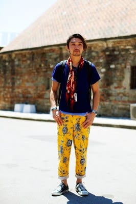 how to wear yellow pants for men (2)