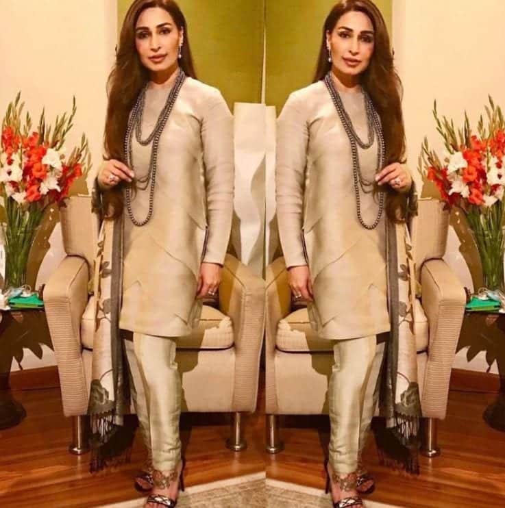 Outfits for Pakistani Women Over 30 (17)