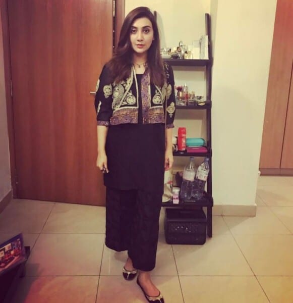 20 Elegant Outfits for Pakistani Women Over 30