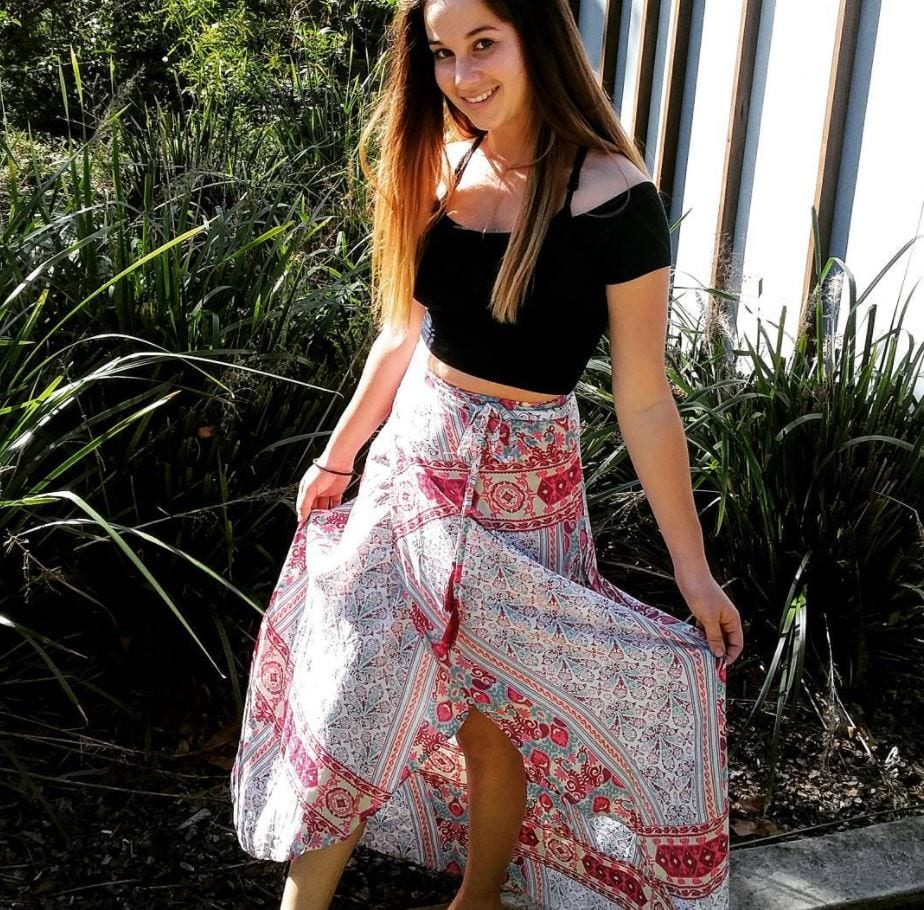 Ways to Wear a Wrap Skirt in Style (8)