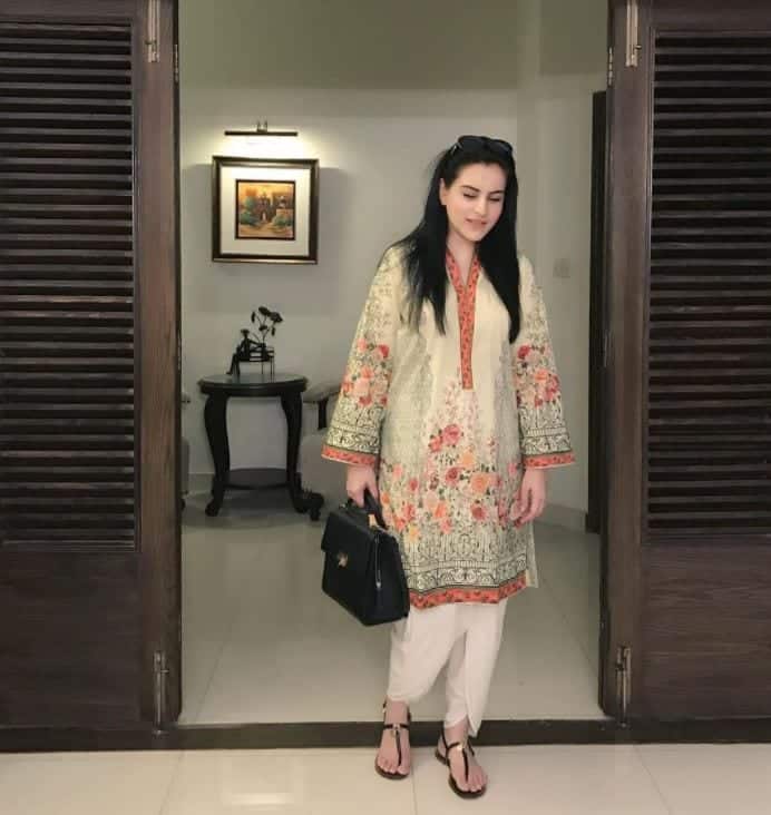 Outfits for Pakistani Women Over 30 (9)