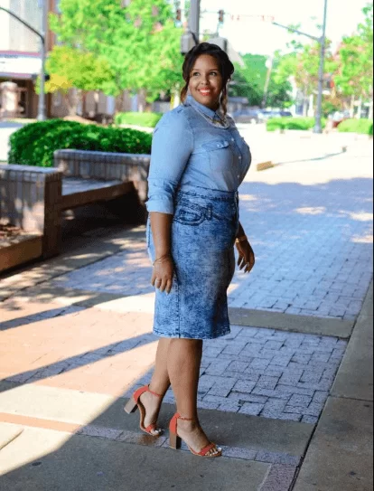 plus size denim skirt outfit