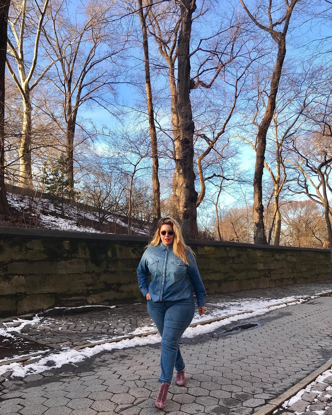 21 Best Winter Jeans Outfits for Plus-Sized Women to Stay Cool and Chic