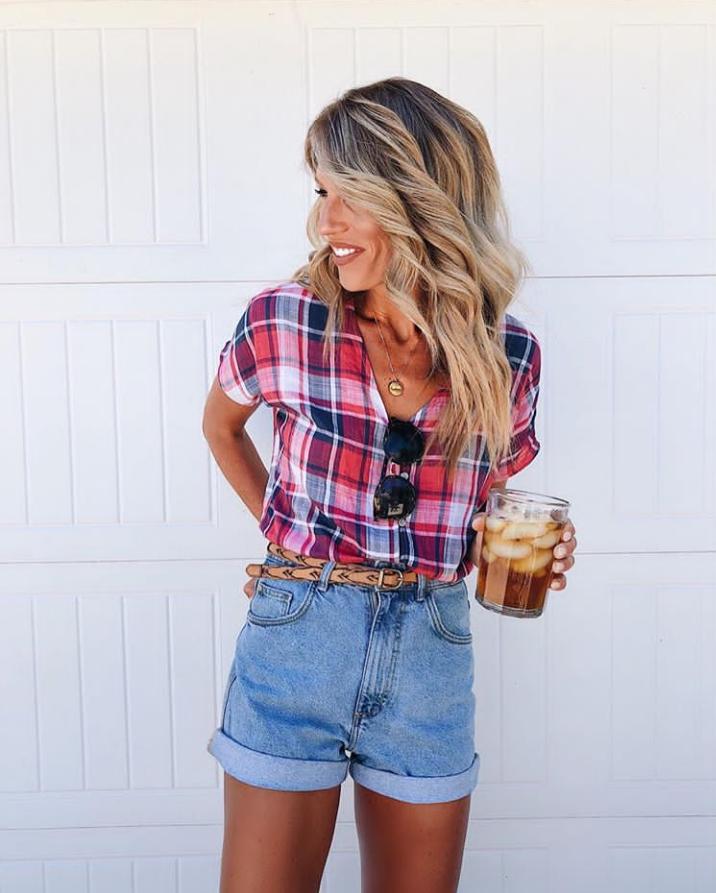 Outfits with Mom Shorts – 28 Ideas on How to Wear Mom Shorts