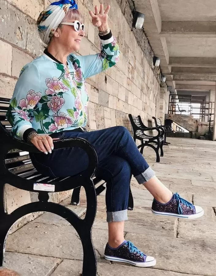 Styling Capri Pants for Women Over 50 (7)