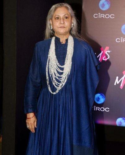 Indian Celebrity Outfit Ideas for Women Over 50 (5)
