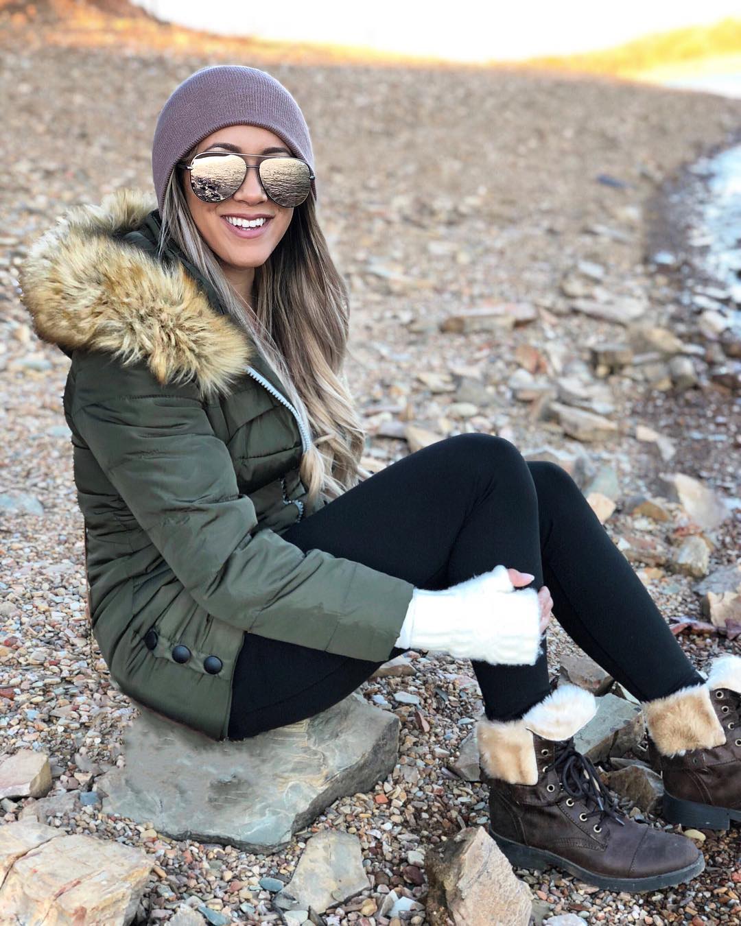 Hiking Outfits for Women to Wear in Winter (19)
