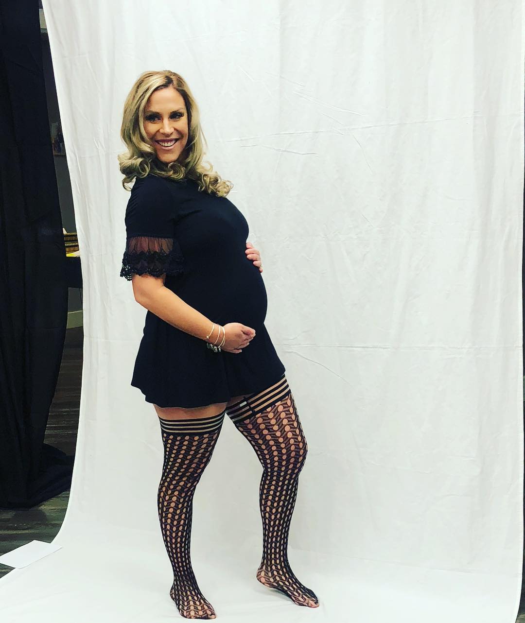 28 Best Maternity Christmas Outfits That are Comfy & Stylish