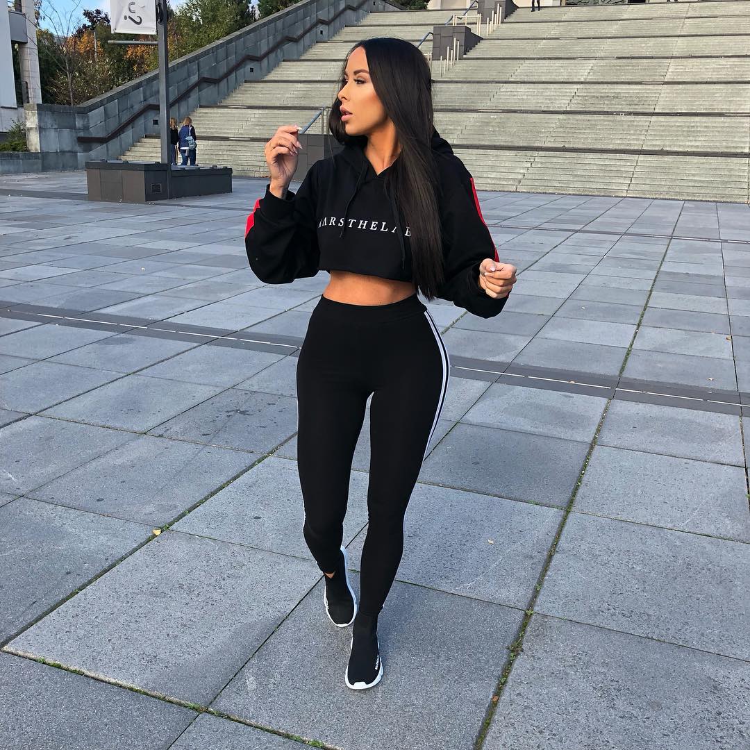 Women hoodie outfits (30)