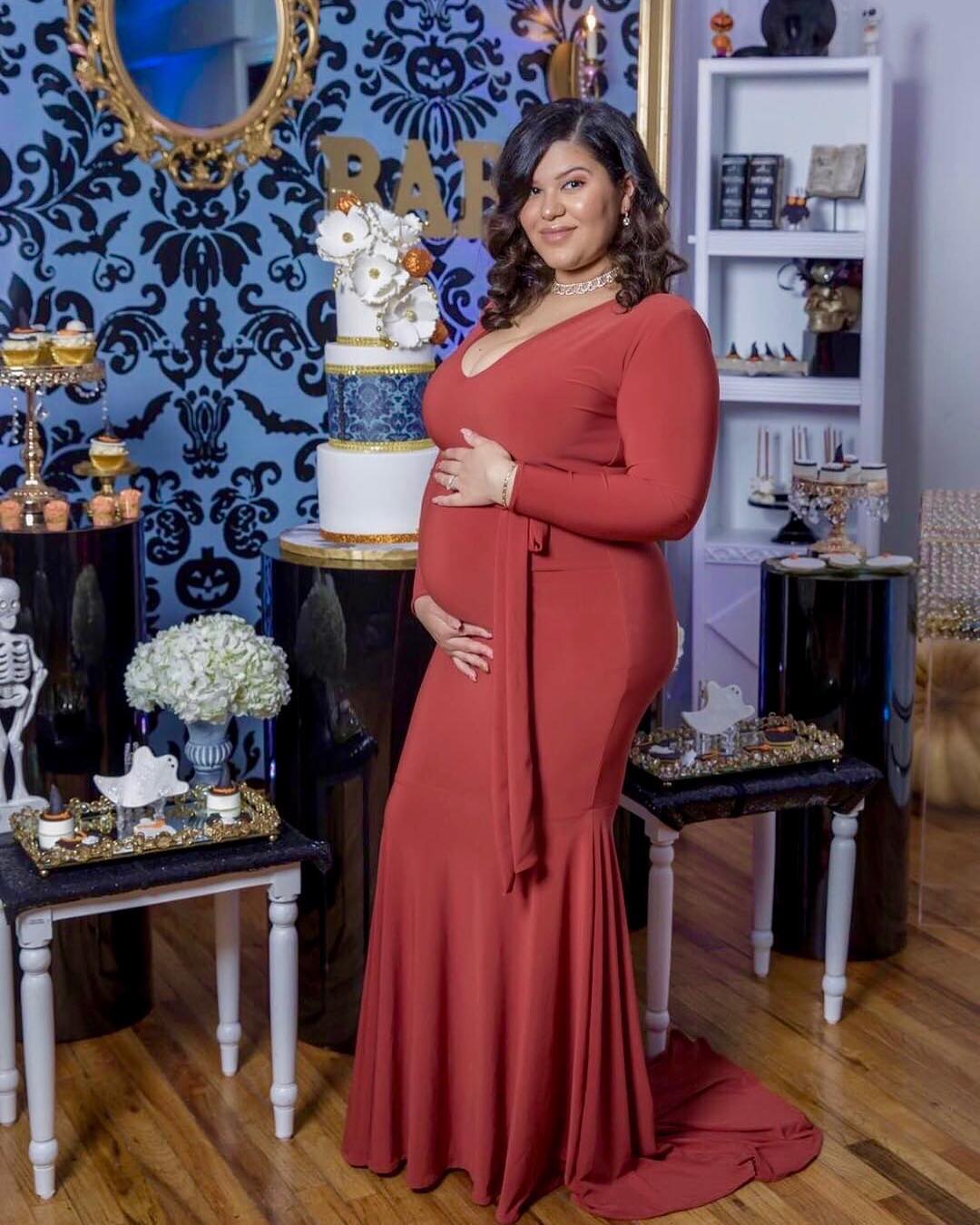 28 Best Maternity Christmas Outfits That are Comfy & Stylish