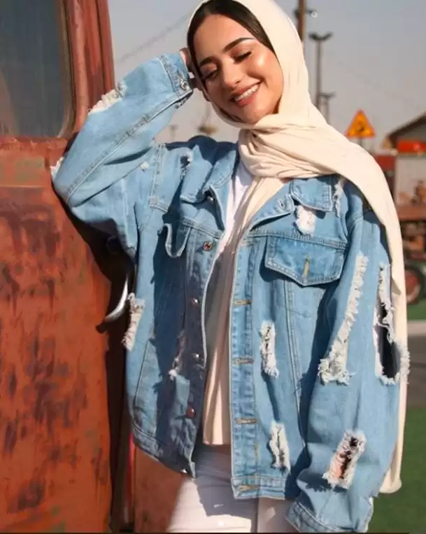 denim jacket with white jeans and white tee