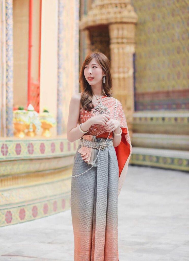 32 Best Women's Traditional Outfits from Around the World's Traditional Outfits Thailand