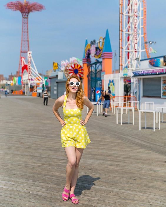20 Best Amusement Park Outfits For Women To Wear This Year