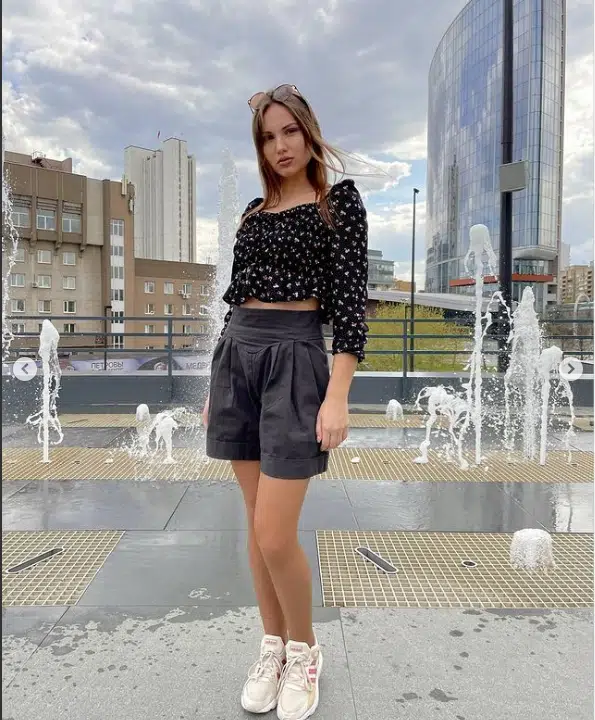 Grey Shorts Outfit Ideas