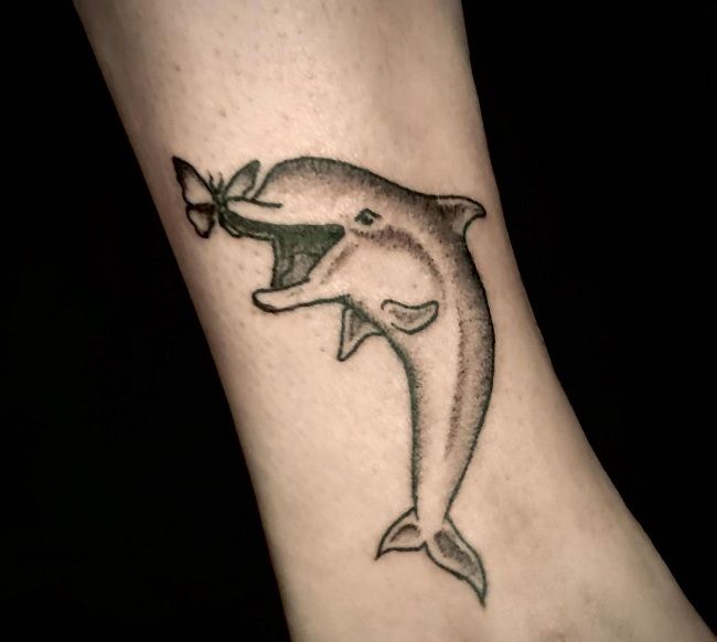 Aggregate more than 86 dolphin tattoo designs for females latest - thtantai2
