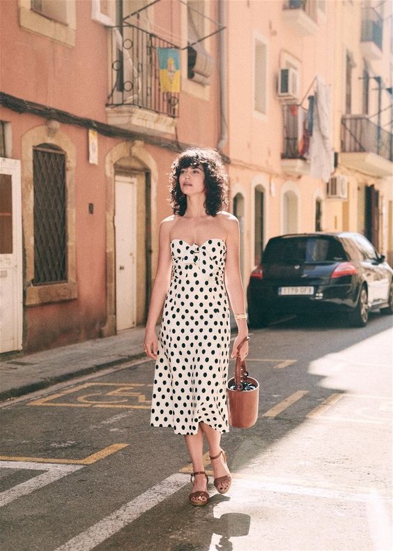 Brown accessories to diffuse polka dot dress