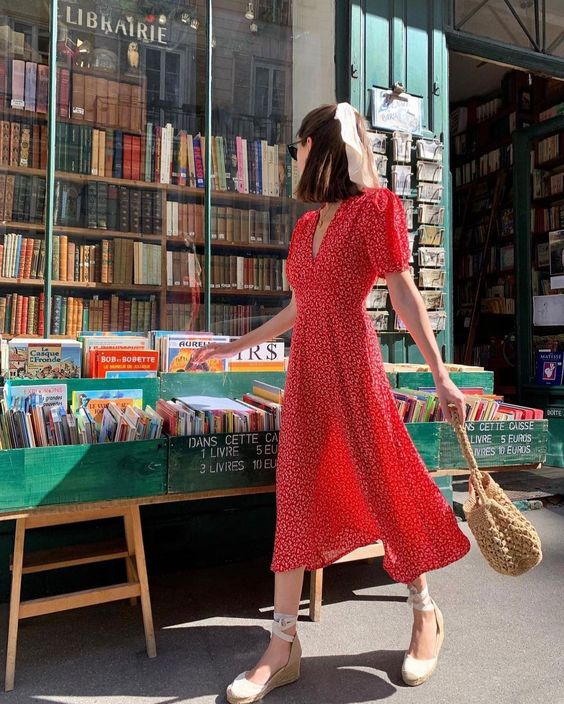 Loose red dress with espadrilles
