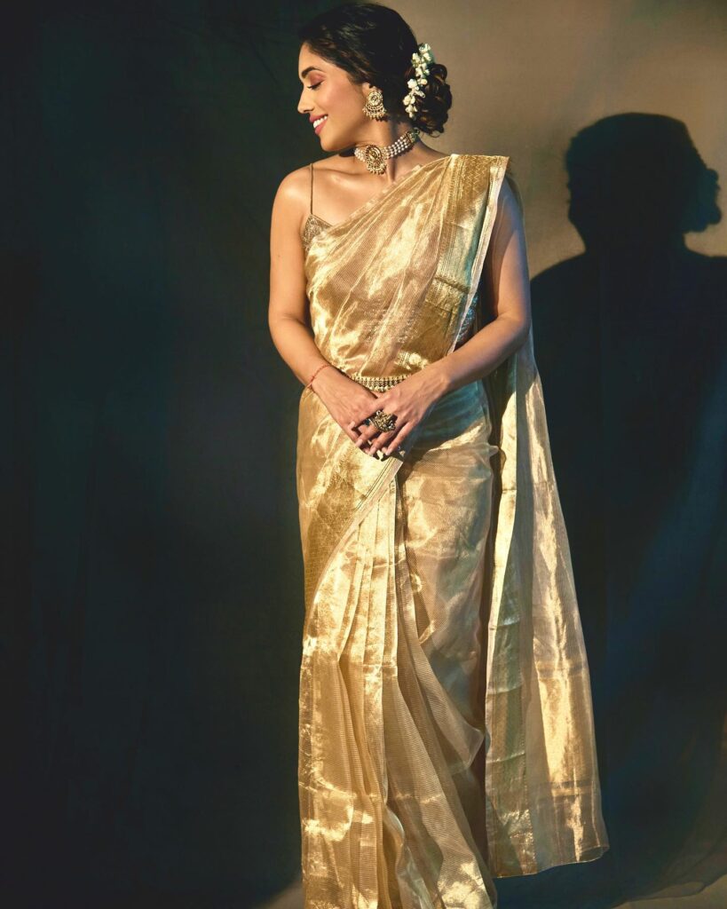 16 Best Banarasi Saree Designs: How to Wear a Banarsi Saree?